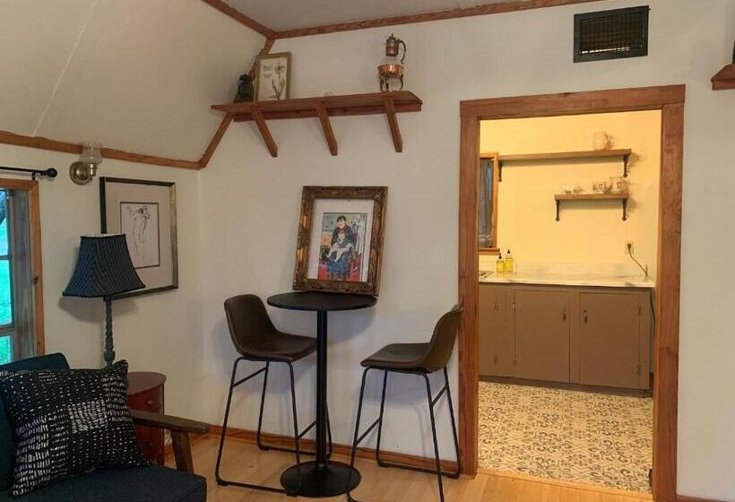 침실 2개 주택, Mosaic On The Hill