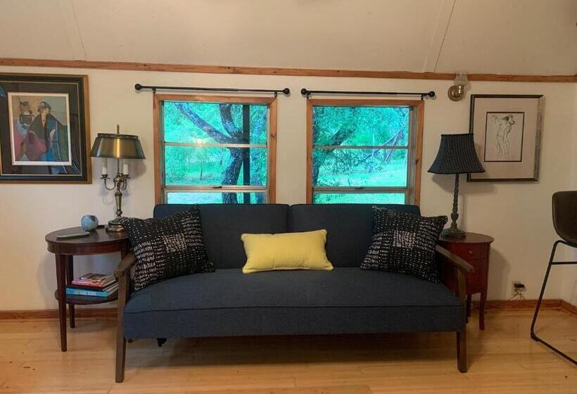 침실 2개 주택, Mosaic On The Hill