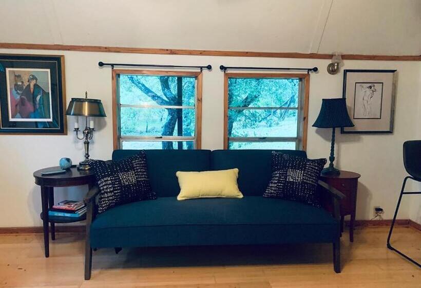 침실 2개 주택, Mosaic On The Hill