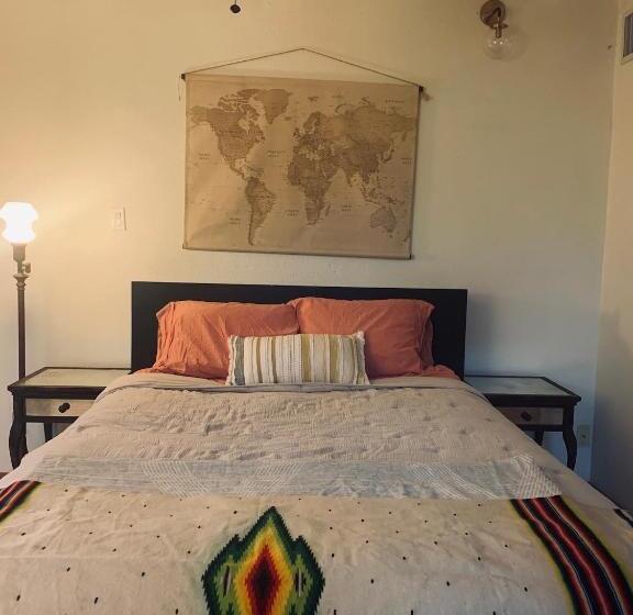 침실 2개 주택, Mosaic On The Hill