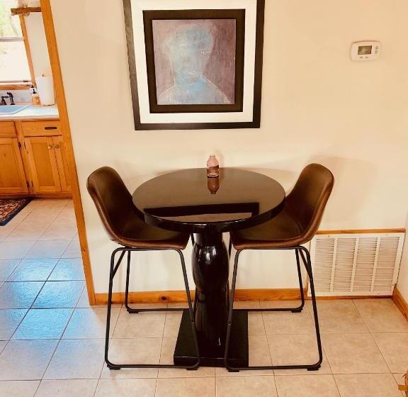 침실 2개 주택, Mosaic On The Hill