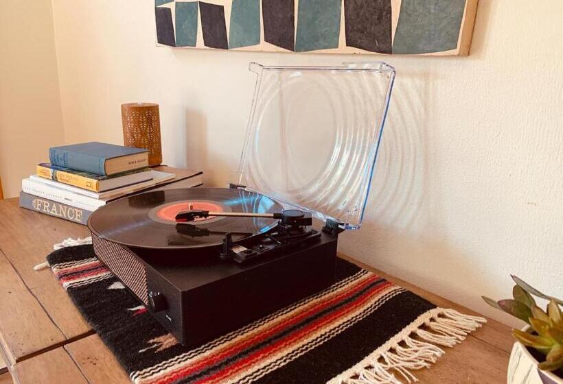 침실 2개 주택, Mosaic On The Hill