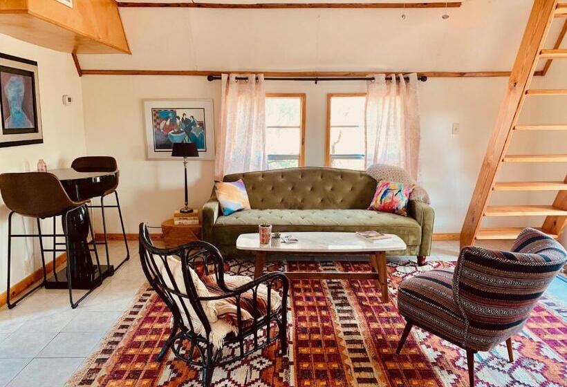 침실 2개 주택, Mosaic On The Hill