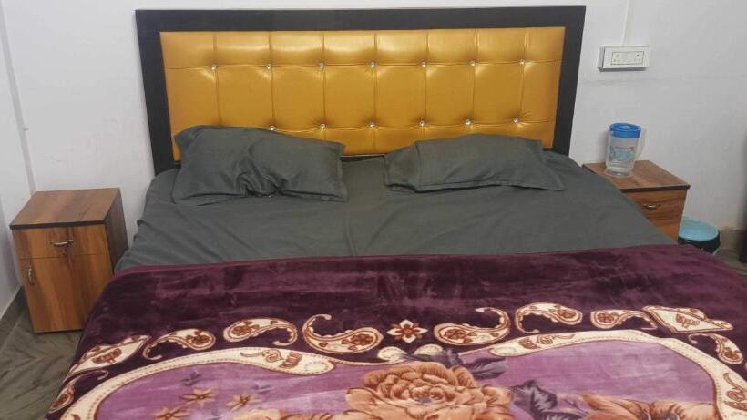 اتاق کلاسیک سه تخته, Oyo Flagship Darbar Guest House