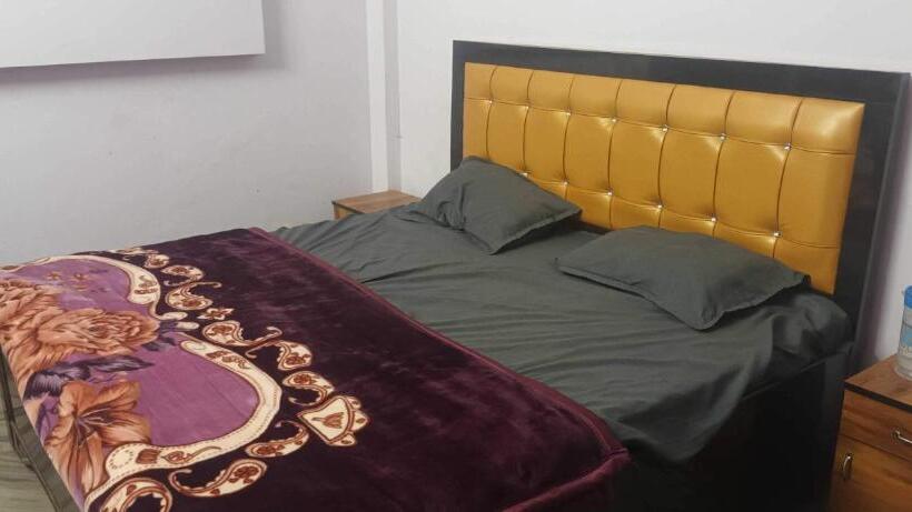اتاق کلاسیک سه تخته, Oyo Flagship Darbar Guest House