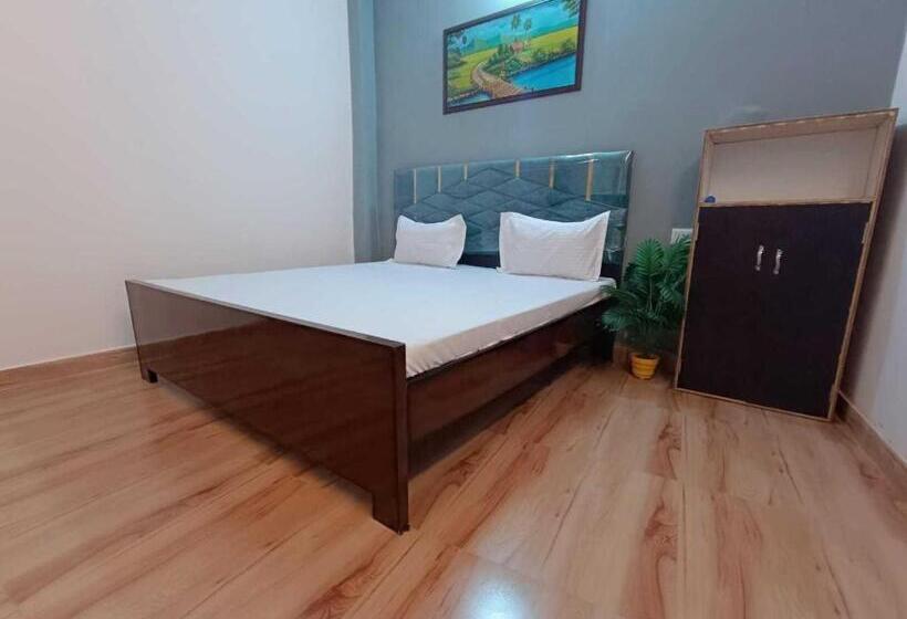 اتاق کلاسیک سه تخته, Oyo Flagship Darbar Guest House