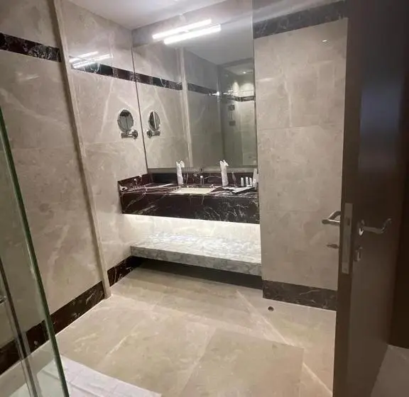 اتاق لوکس با تخت بزرگ, Five Seasons