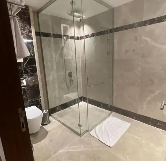 اتاق لوکس با تخت بزرگ, Five Seasons