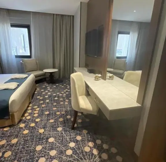 اتاق لوکس با تخت بزرگ, Five Seasons