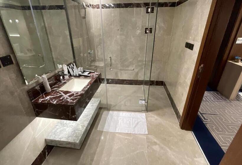 Havuz Manzaralı Junior Süit, Five Seasons