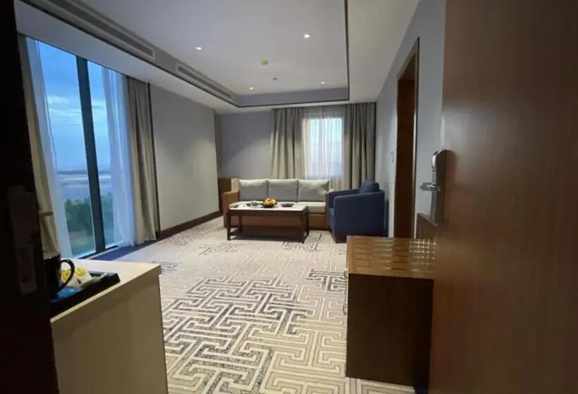 سوییت جونیور با چشم‌انداز استخر, Five Seasons