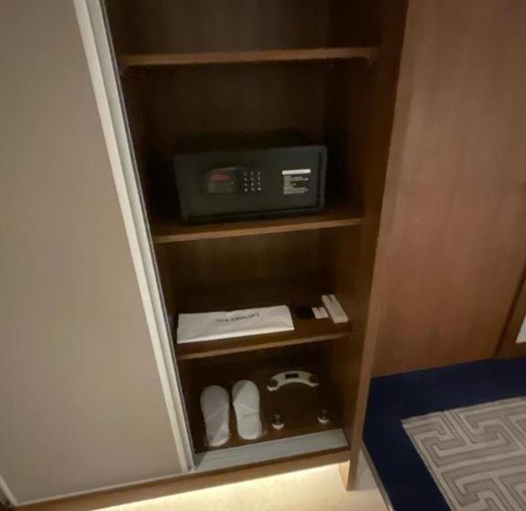 Havuz Manzaralı Junior Süit, Five Seasons