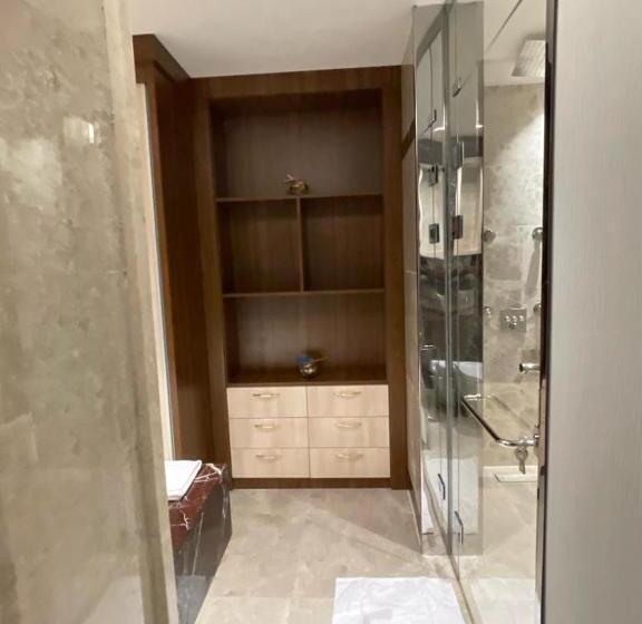 Deluxe Suite King Bed, Five Seasons