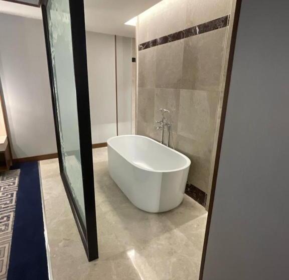Deluxe Suite King Bed, Five Seasons