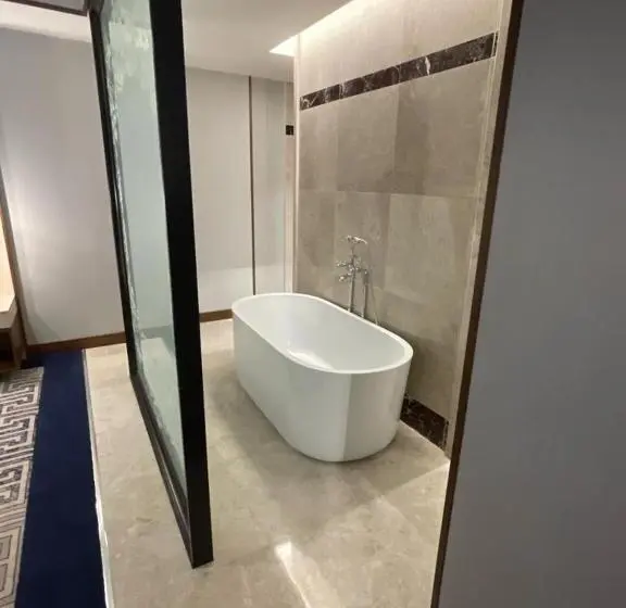 Deluxe Suite King Bed, Five Seasons