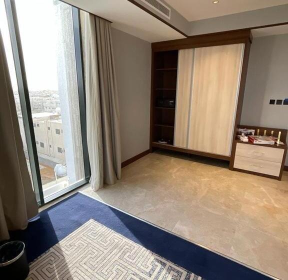 Lüks Süit, Five Seasons