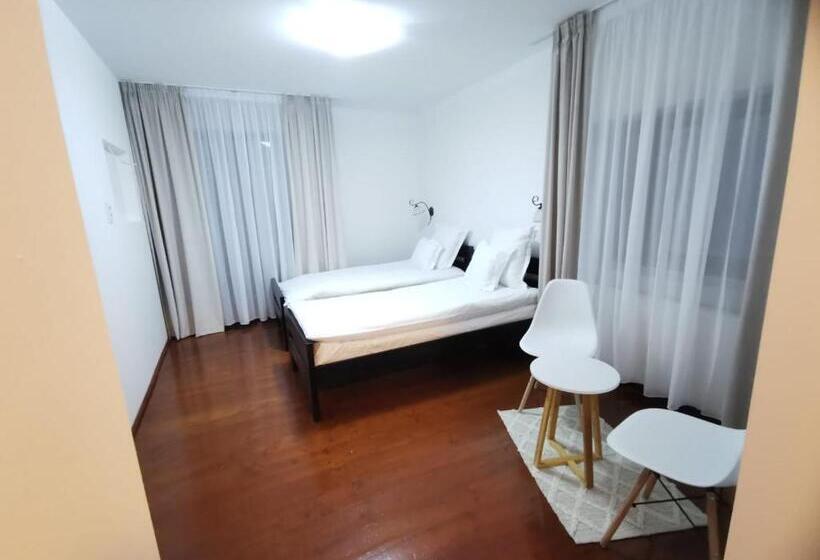 غرفة قياسية, La Rocca