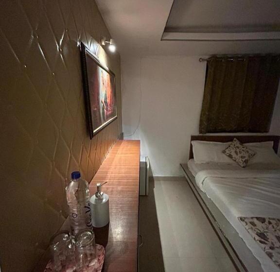 غرفة قياسية, The Peach Tree Rooms