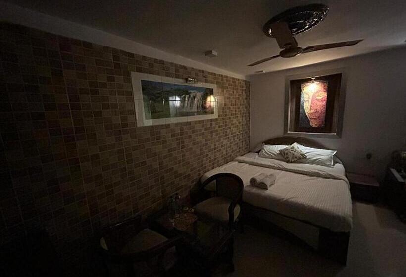 غرفة قياسية, The Peach Tree Rooms