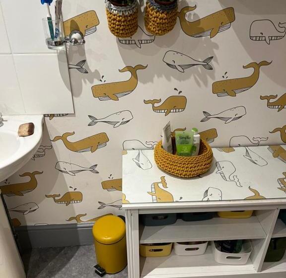 스탠다드 룸 공동 욕실, Large Room Sleeps 3 Own Tv And Cereal And Toast Breakfast In Newhaven