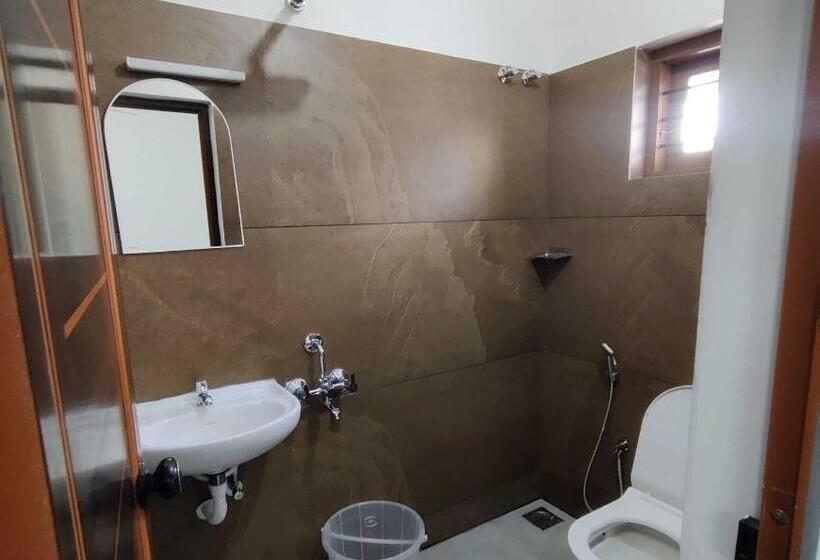 Трехместный Номер Классика, Collection O Ayesha Homes