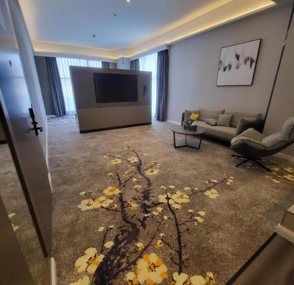 キングサイズベッドのデラックススイート, Msharef Almoden