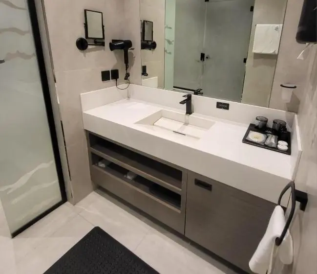 Sviitti 2 Makuuhuonetta, Msharef Almoden