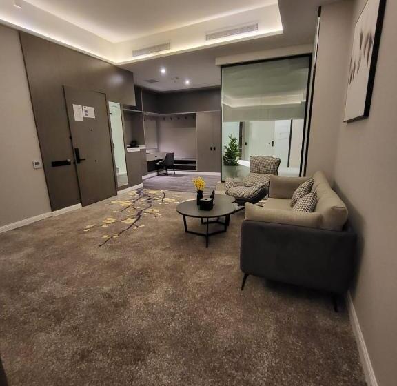 スイート(家族用), Msharef Almoden