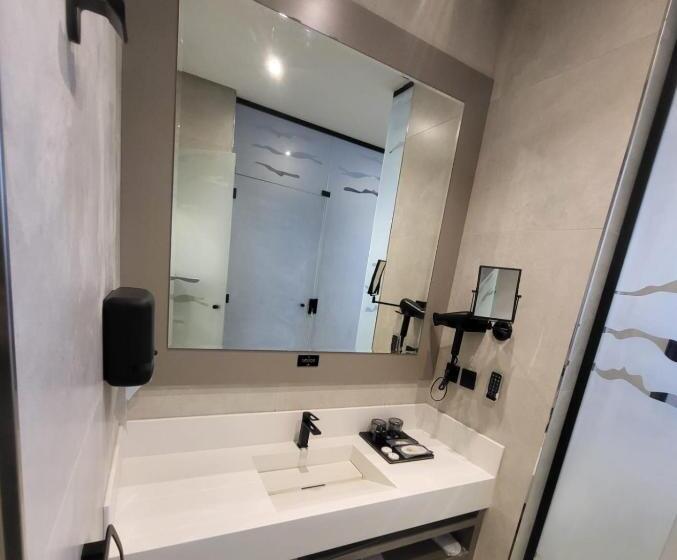 キングサイズベッドのデラックスルーム, Msharef Almoden