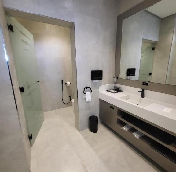 キングサイズベッドのデラックススイート, Msharef Almoden