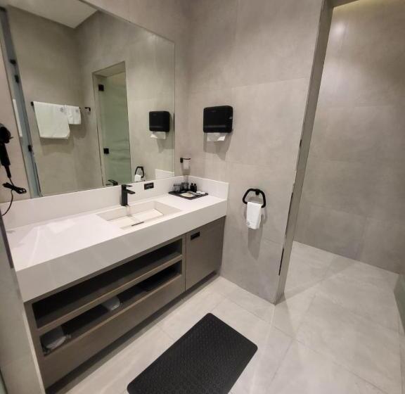 スイート(家族用), Msharef Almoden