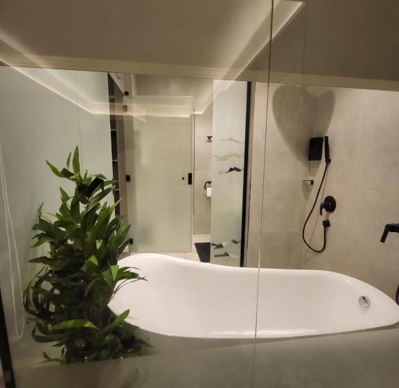 スイート(家族用), Msharef Almoden