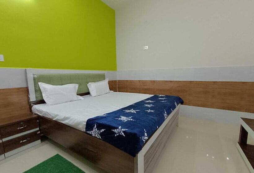 トリプルクラシックルーム, Oyo Flagship S. R Grand