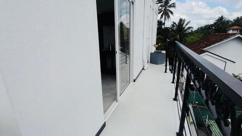 Номер Deluxe с Балконом, Ivory Laze