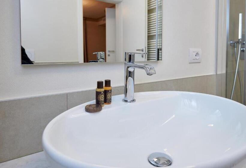 اتاق لوکس, La Villa