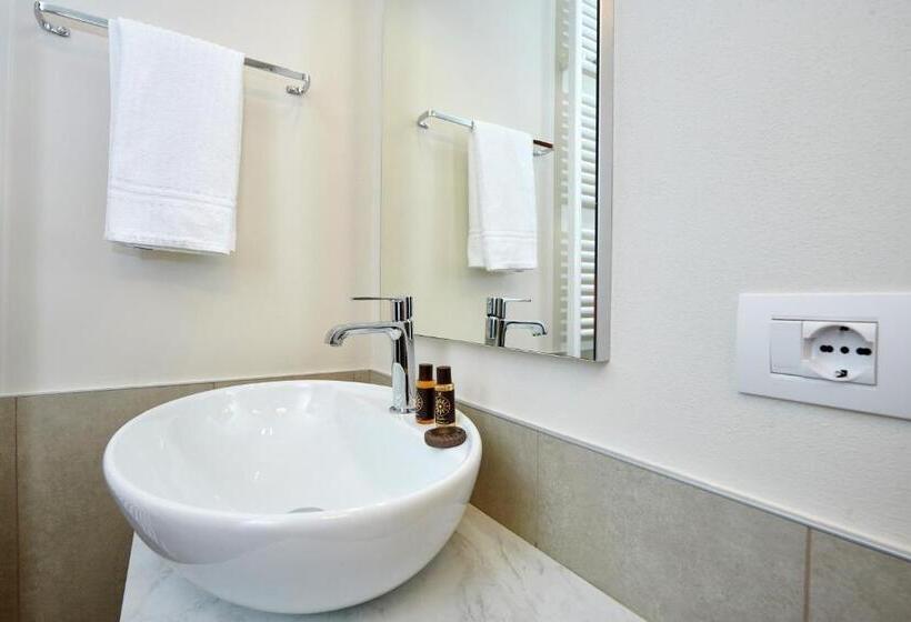 اتاق لوکس, La Villa