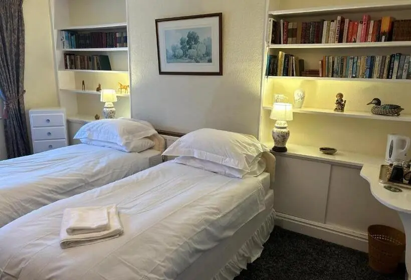 Perhehuone, Lucy Cross Guest House