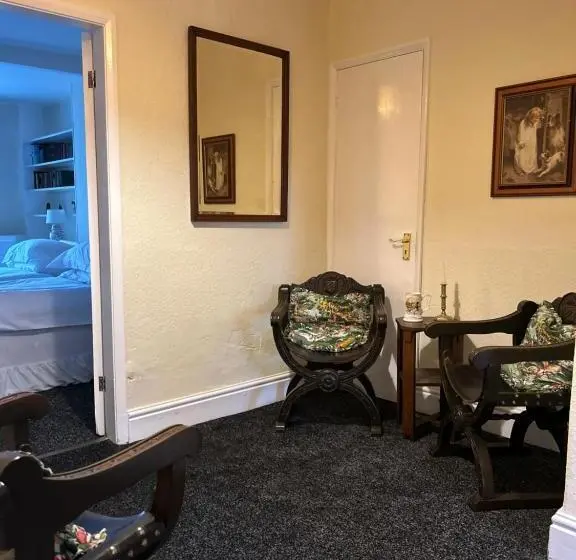 Perhehuone, Lucy Cross Guest House