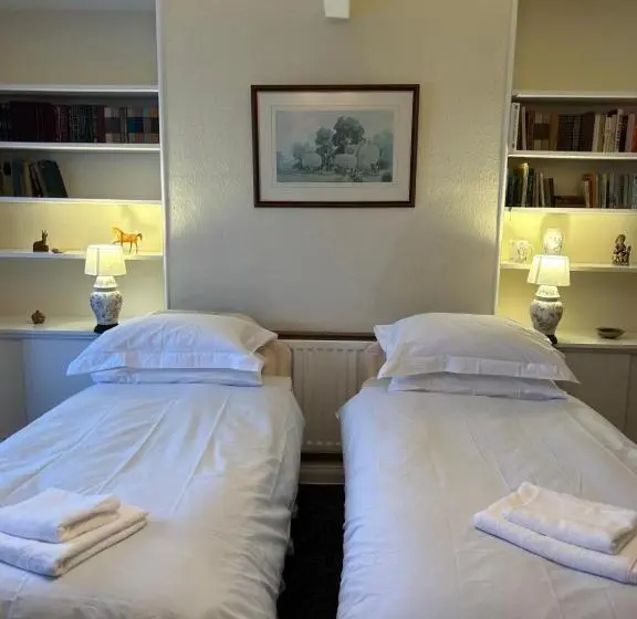 Perhehuone, Lucy Cross Guest House