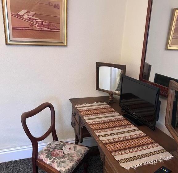 اتاق خانوادگی, Lucy Cross Guest House
