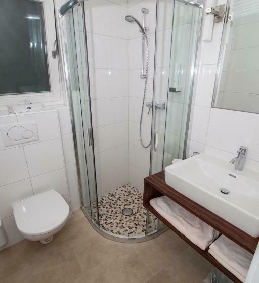 스탠다드 트리플 룸, Pass Lueg