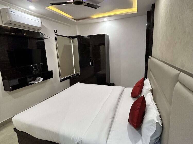 Deluxe Room, New Arcadia