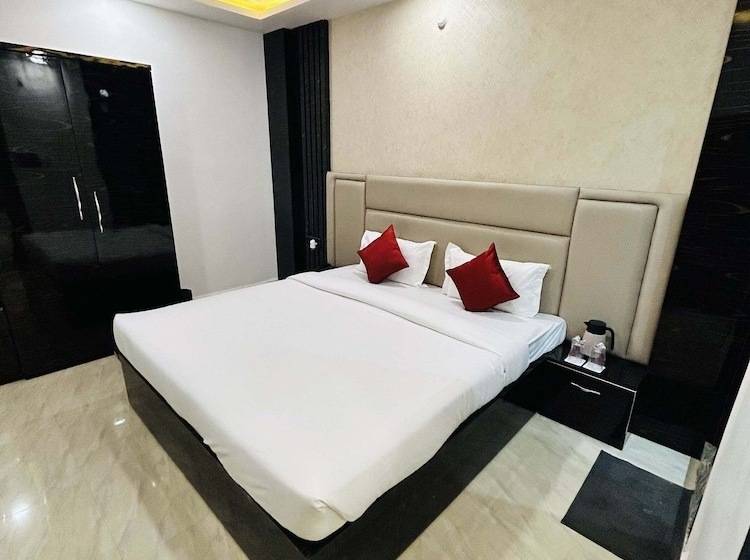 Deluxe Room, New Arcadia