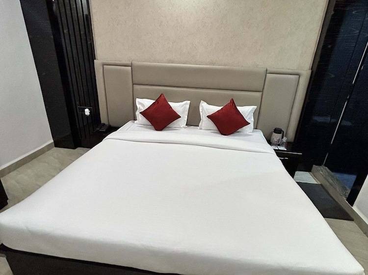 Deluxe Room, New Arcadia