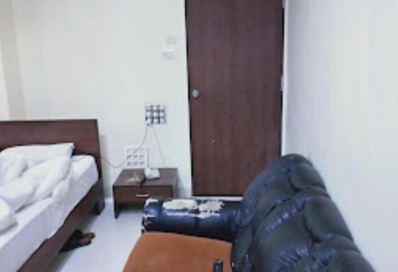 Chambre Triple Deluxe, Pathika Jalgaon