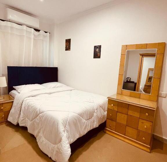 اتاق لوکس با تخت بزرگ, Yamour Pyramids View