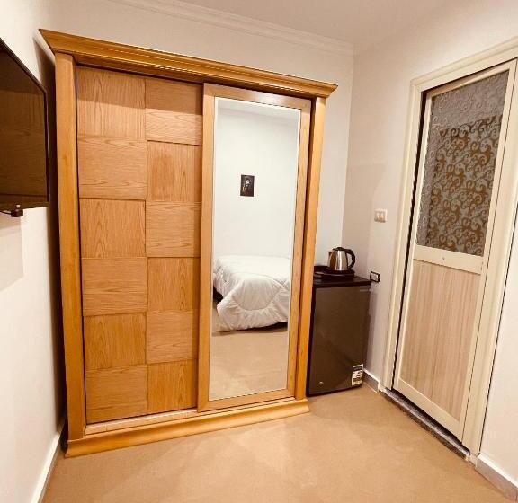 اتاق لوکس با تخت بزرگ, Yamour Pyramids View