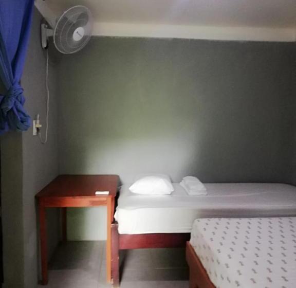 غرفة قياسية ثلاثية, Hostal Xilotl