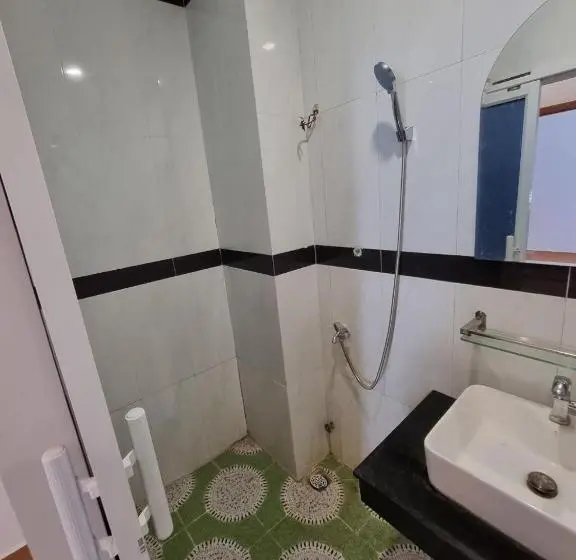 اتاق اکونومی, The Hub Kampot