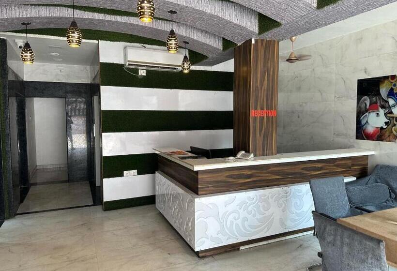 トリプルクラシックルーム, Spot On Hotel The Royal Green